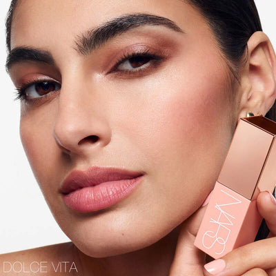 Long-lasting radiant blush with glowing finish